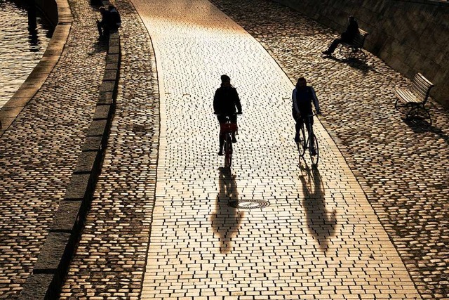 Das Fahrrad ist in Corona-Zeiten das bessere Fortbewegungsmittel.  | Foto: Paul Zinken (dpa)