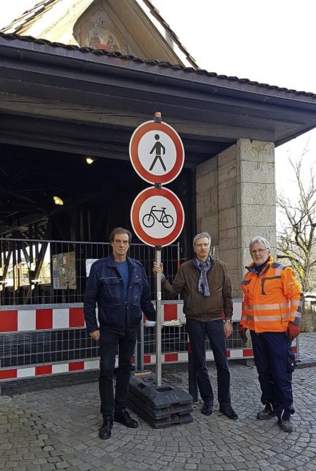 Ernste Gesichter nach getaner Arbeit: ...der vor der abgeriegelten Holzbrcke.   | Foto: Axel Kremp