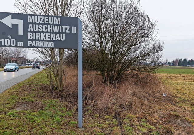 Die Fotografen Kai Loges und Andreas L...erten die Nachbarschaft von Auschwitz.  | Foto: Die Arge Lola