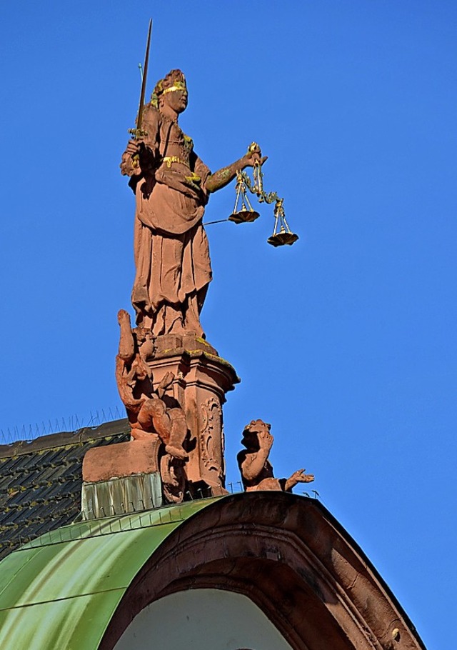 Auch Justitia wird bis 19. April vorl...unaufschiebbaren Verhandlungen aktiv.   | Foto: Helmut Seller                       