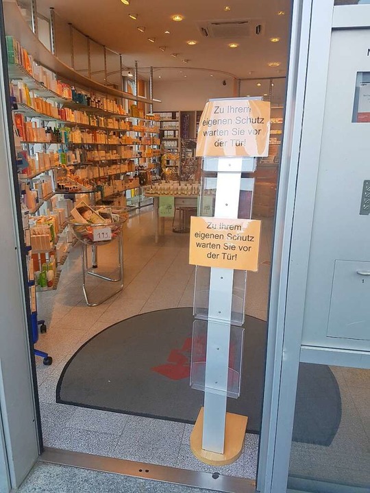 An der K&amp;K-Apotheke werden Kunden gebeten, vor der Türe zu warten.  | Foto: Daniela Frahm