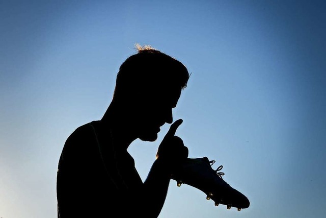 Niemand kann prognostizieren, wann  Am...wieder die Kickschuhe schnren drfen.  | Foto: FABRICE COFFRINI (AFP)