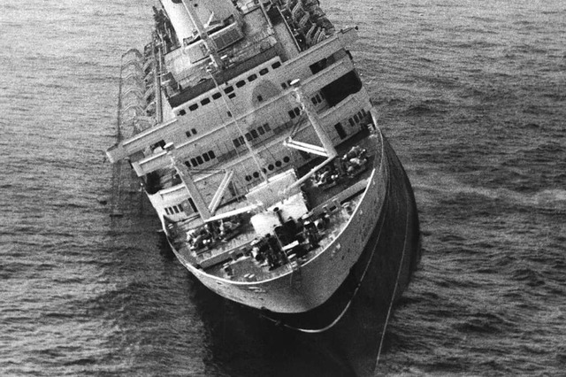 Ein Ozeandampfer mit Schlagseite: die Andrea Doria, 1956  | Foto: DB