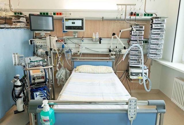 Eine Intensivstation in der Uniklinik ...n und links eine Herz-Lungen-Maschine.  | Foto: Ronald Bon (dpa)