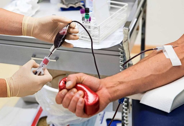 Aktuell werden dringend Blutspender ge...te gibt es die Gelegenheit zu spenden.  | Foto: Christian Charisius (dpa)