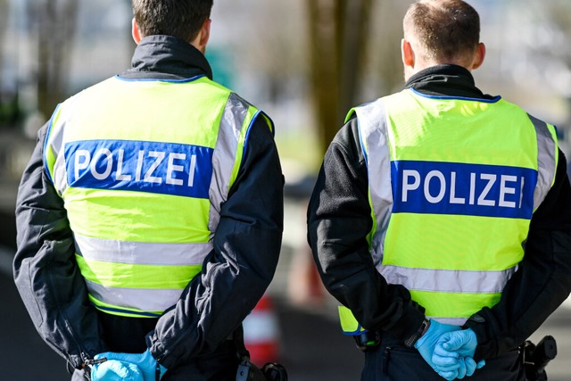 Deutsche Polizisten kontrollieren Einreisende an einem Grenzbergang.  | Foto: Felix Kstle (dpa)