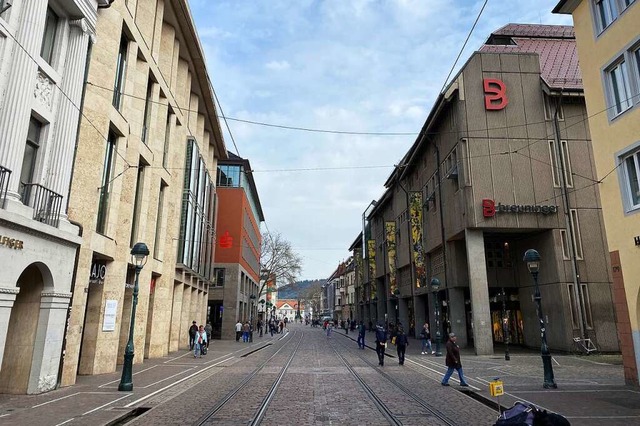In der Freiburger Innenstadt ist am Dienstagvormittag wenig los.  | Foto: Anika Maldacker