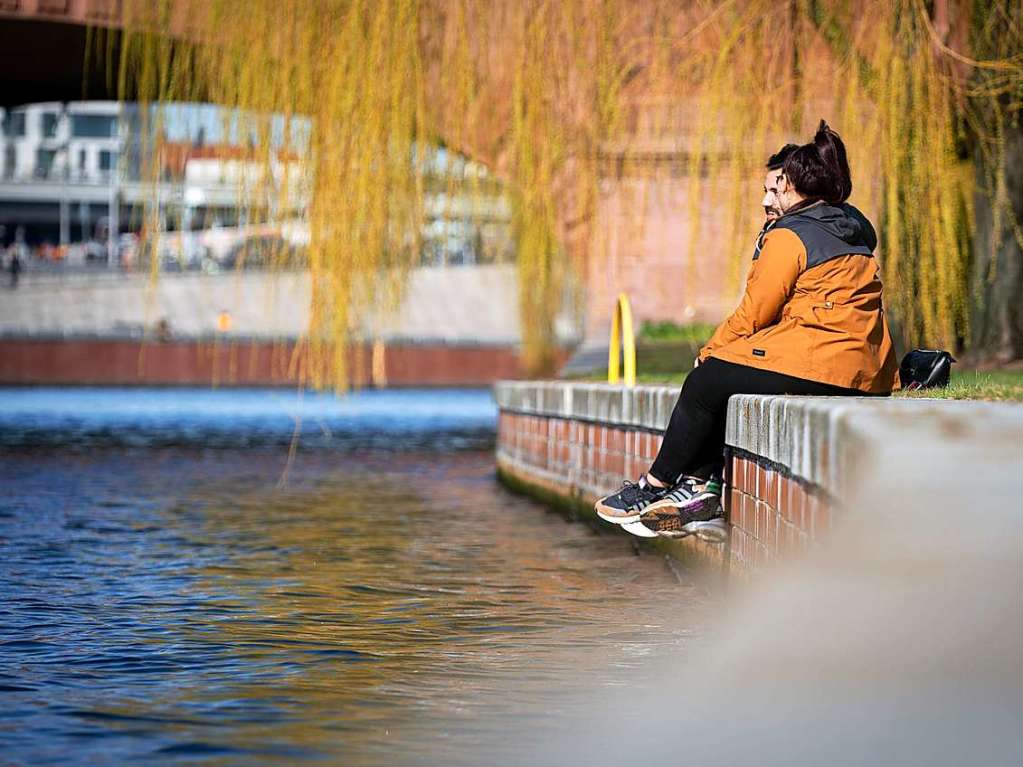 Berlin: Ein junges Prchen geniet den Sonnenschein am Spreeufer.