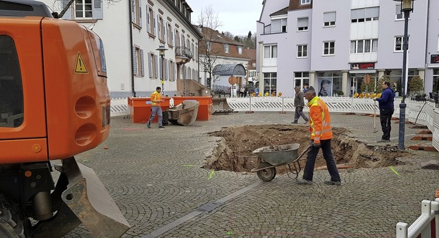 Ein tiefes Loch hat der Bagger in das ...chts fr das Wasserspiel vorbereitet.   | Foto: Gerhard Walser