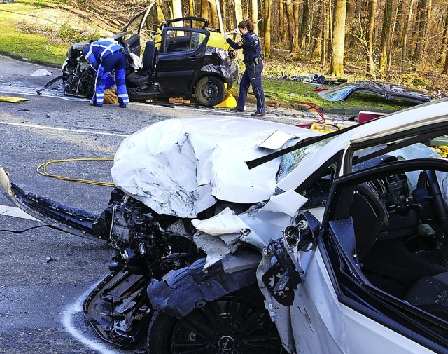 Beim Frontalzusammensto zweier Autos ...kam am Dienstag ein Mensch ums Leben.   | Foto: Axel Kremp