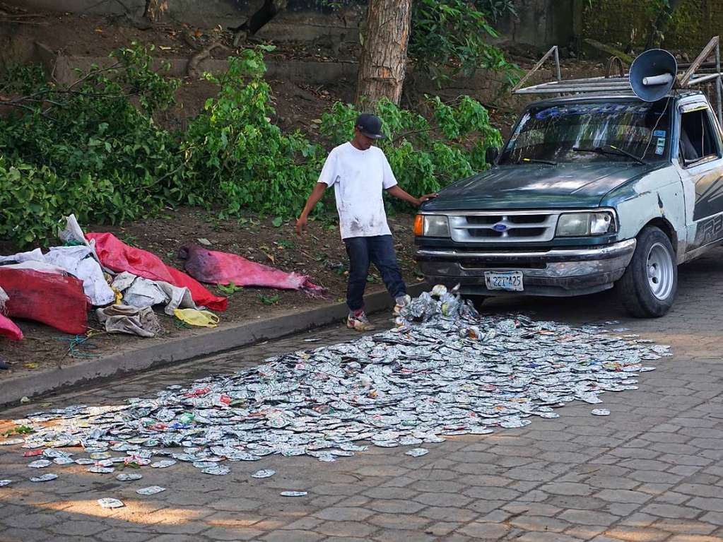 Praktisches Dosen-Recycling auf der Strae