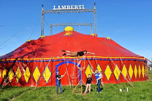 Die Zirkusleute drfen nicht auftreten und sitzen in Gundelfingen fest.  | Foto: Andrea Steinhart