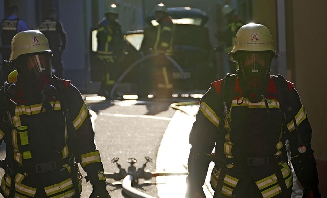 Unter Atemschutz hat die Feuerwehr Off...elgasse ein brennendes Auto gelscht.   | Foto: Helmut Seller