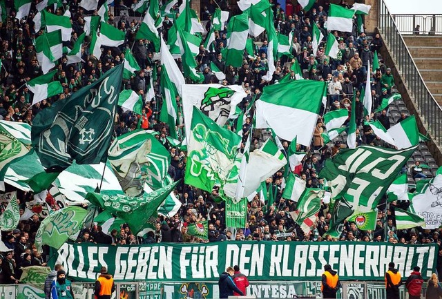 Harte Zeiten fr Werder-Fans: Inzwisch...dern auch um die Existenz ihres Klubs.  | Foto: Soeren Stache (dpa)