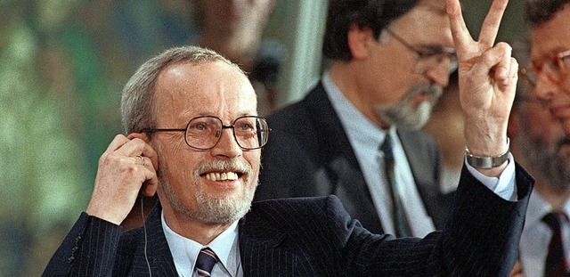 Lothar de Maizire macht das Victory-Zeichen.  | Foto: Thomas Wattenberg (dpa)