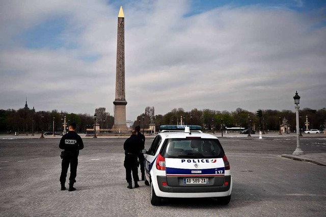 Polizisten stehen  auf dem leeren Place de la Concorde in Paris.  | Foto: LIONEL BONAVENTURE (AFP)