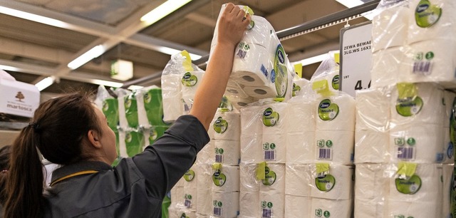 Vorbergehend kein Engpass: In einem O...ag wieder Toilettenpapier zu kaufen.    | Foto: Patrick Seeger (dpa)