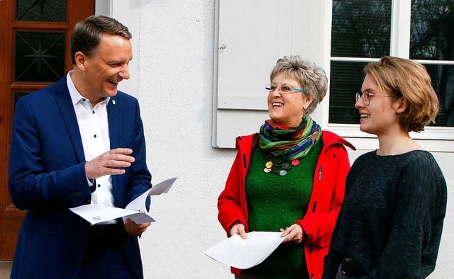 Rebecca Bohnert und Inge Vollmer berr...von rechts) die Liste mit Frauennamen.  | Foto: Heidi Fel