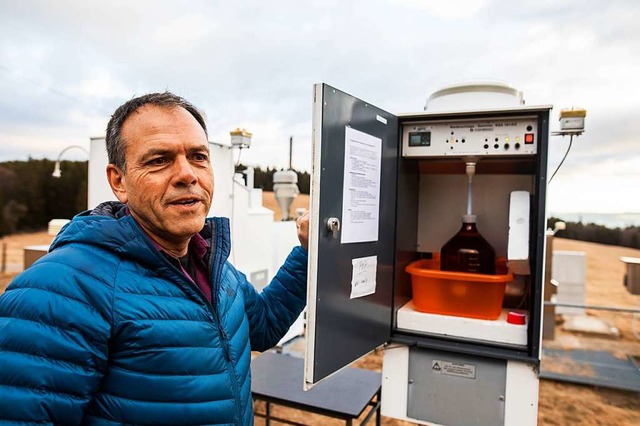 Frank Meinhardt vor  einem Gert zur Niederschlagsmessung  | Foto: Philipp von Ditfurth (dpa)