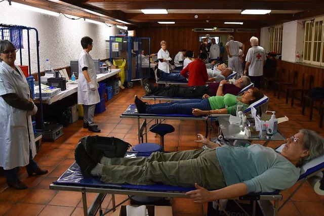 Vollbesetzt waren die Stationen an den...ndenwilligen das Blut abnehmen lieen.  | Foto: Heinz und Monika Vollmar