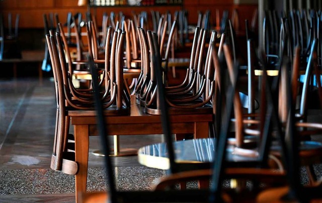 Auch am Kaiserstuhl sind in den meisten Gaststtten die Sthle hochgeklappt.  | Foto: INA FASSBENDER (AFP)