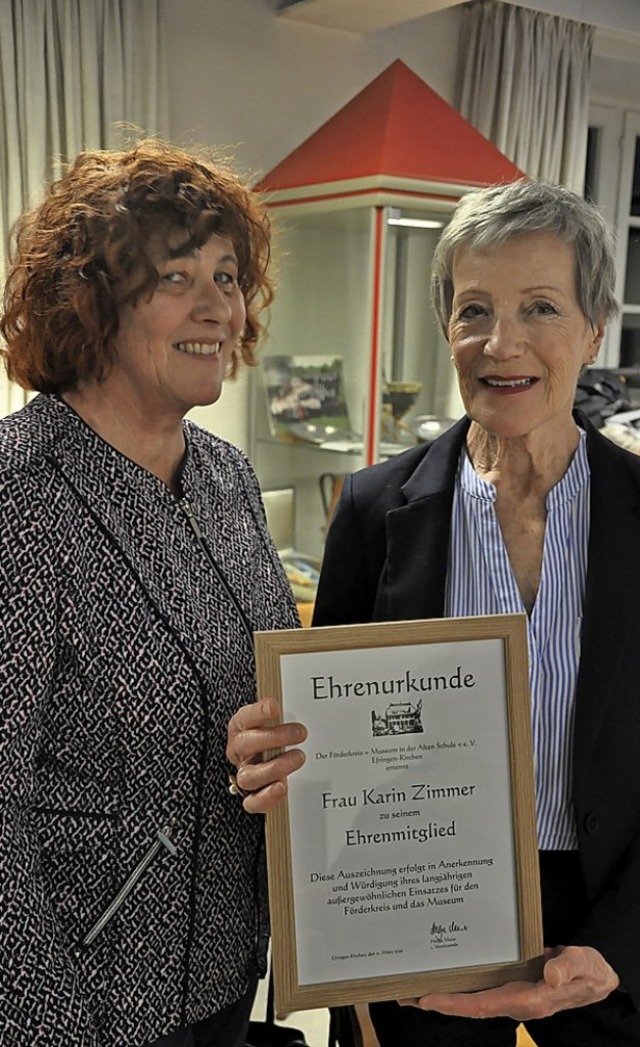 Helga Meier (links) dankte Karin Zimme...elfltiges Engagement im Frderverein.  | Foto: Jutta Schtz