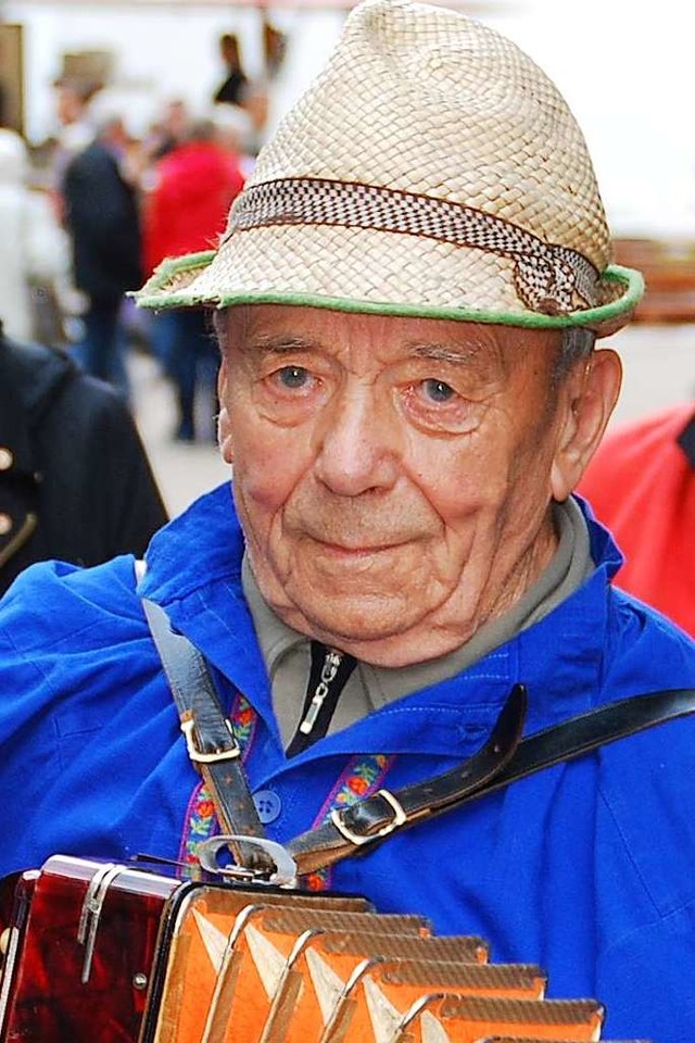 Erwin Jost mit seinem Handrgeli beim Raitbacher Jubilumsfest  | Foto: Edgar Steinfelder