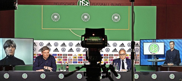 DFB-Medienarbeit in Zeiten von Corona:...ittner (Zweiter von links) moderiert.   | Foto: Thomas Bcker (dpa)