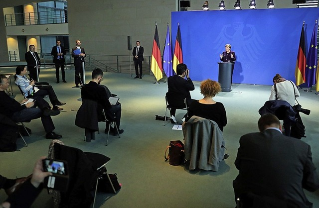 Immer schn Abstand halten! Zu Merkels...n nur wenige Journalisten zugelassen.   | Foto: Markus Schreiber (dpa)