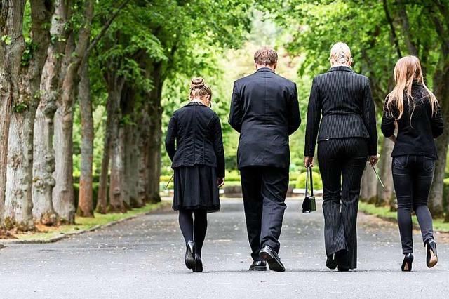 Bei Trauerfeiern sollen Angehrige nur...von ihren Angehrigen Abschied nehmen.  | Foto: Kzenon (stock.adobe.com)