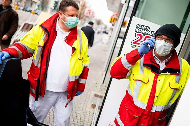 Rettungsdienstler brauchen Schutzkleid...zwei Sanitter in Berlin (Symbolbild).  | Foto: Kay Nietfeld (dpa)