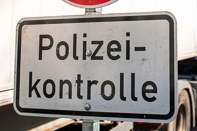 Bei einer Polizeikontrolle wurde ein Mann gewaltttig und wurde festgenommen.  | Foto: Philipp von Ditfurth (dpa)