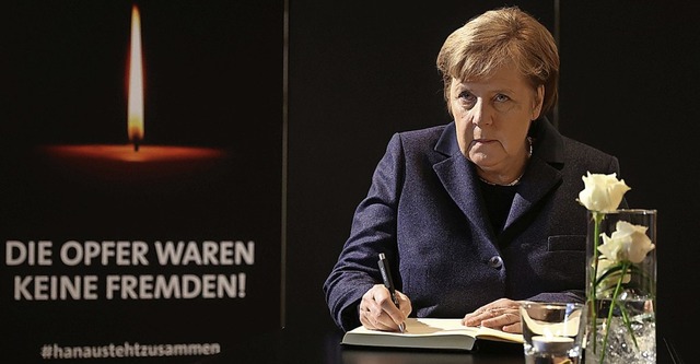 Bundeskanzlerin Angela Merkel schreibt...un Opfer von Hanau ins Kondolenzbuch.   | Foto: Kai Pfaffenbach (dpa)