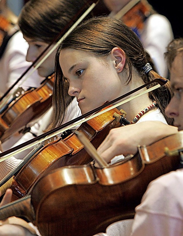 Auch zum gemeinsamen Musizieren bietet die Musikschule viele Mglichkeiten.   | Foto: dpa