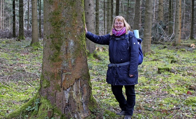 Sabine Person fhrt die Teilnehmer in das Waldbaden ein.  | Foto: Stefan Fllbrandt