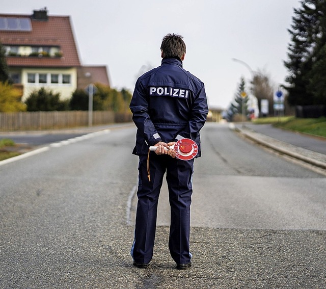 Ein Polizist kontrolliert die Ortseinfahrt von Mitterteich in Bayern   | Foto: Nicolas Armer (dpa)