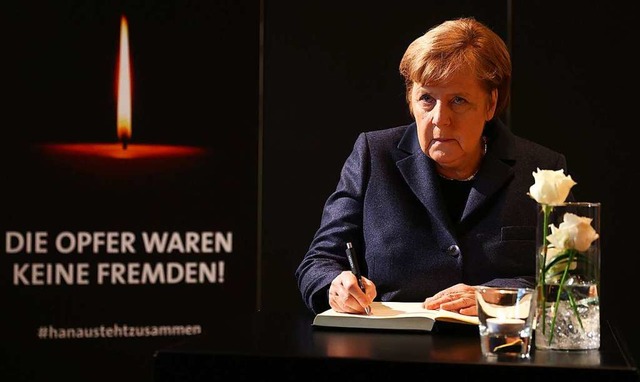 Kanzlerin Angela Merkel unterschreibt ... bevor er sich selbst das Leben nahm.   | Foto: Kai Pfaffenbach (dpa)