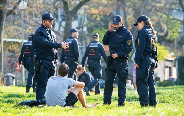 Die Polizei am Donnerstag auf Kontrollgang in Stuttgart  | Foto: Sebastian Gollnow (dpa)