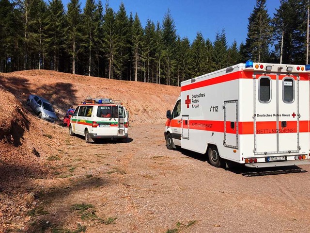 Am Kreuzmoos rutschte ein Auto vom Weg...seinsatz aus, um dem Fahrer zu helfen.  | Foto: Verein