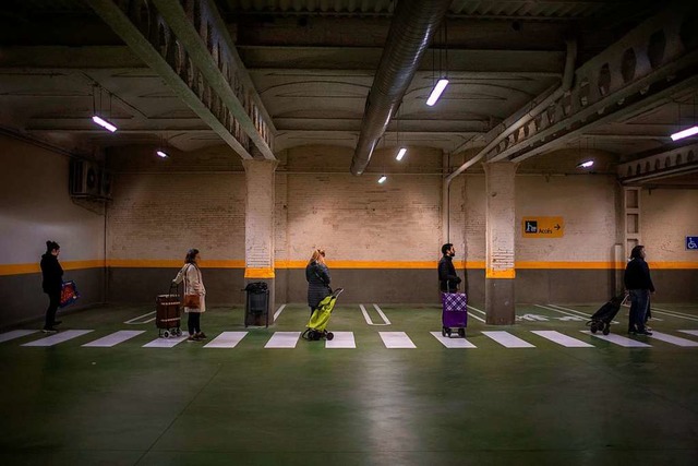 So soll&#8217;s aussehen: Schlangestehen in Barcelona &#8211; ein Vorbild.   | Foto: Emilio Morenatti (dpa)