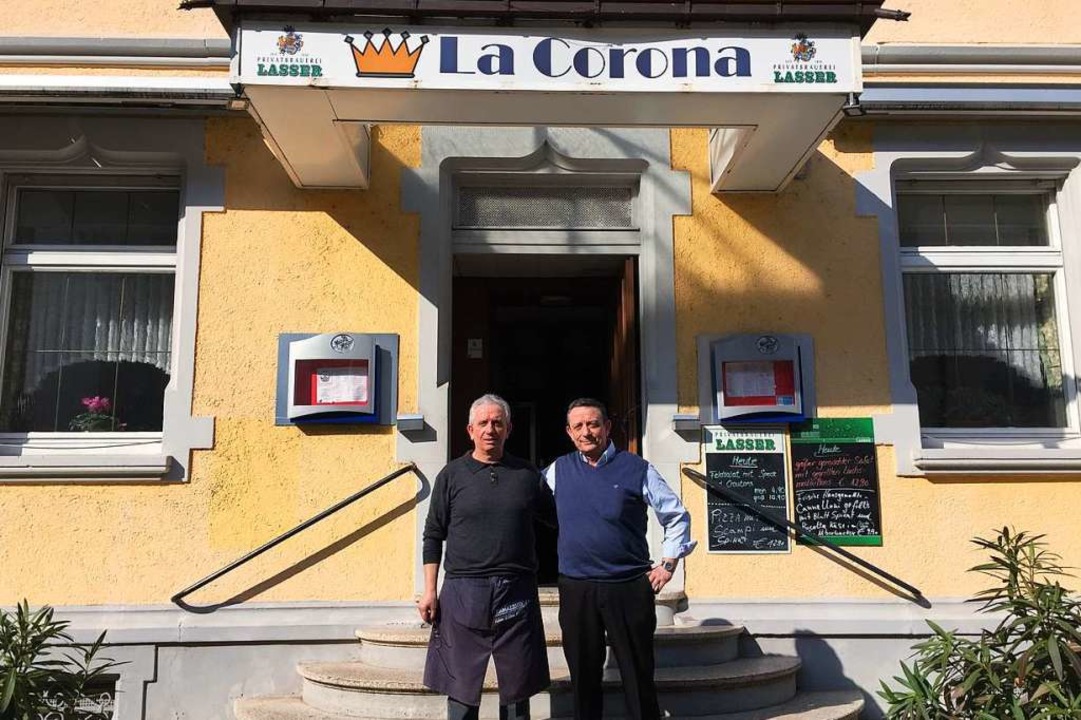Marcuccio Stampone (rechts) mit seinem...8222;La Corona&#8220; in Littenweiler.  | Foto: Gina Kutkat