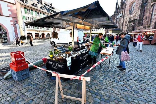 Auf dem Freiburger Mnstermarkt heit es nun Abstand halten.  | Foto: Thomas Kunz