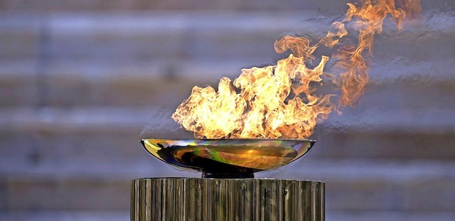 Das olympische Feuer wurde in Griechen...d es Tokio am 24. Juli noch brauchen?   | Foto: Aris Messinis (dpa)