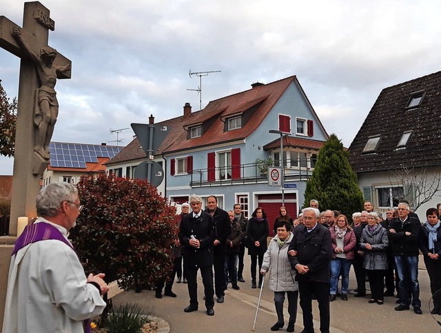 Die beiden Pfarrer Josef Brauchle (lin...stag der Bombardierung Oberrimsingens.  | Foto: Manuela Schmitt