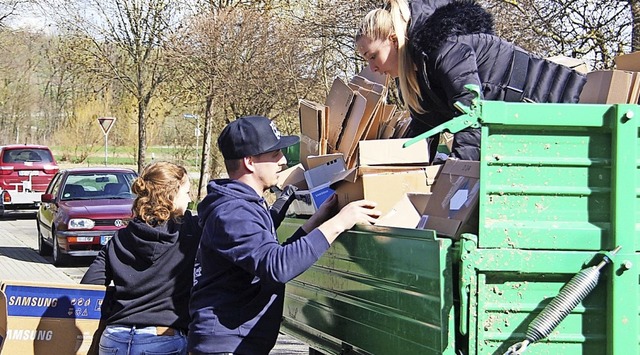 Am Ende konnten die Helfer mit dem Sammelgut fnf Container fllen.  | Foto: Horst David
