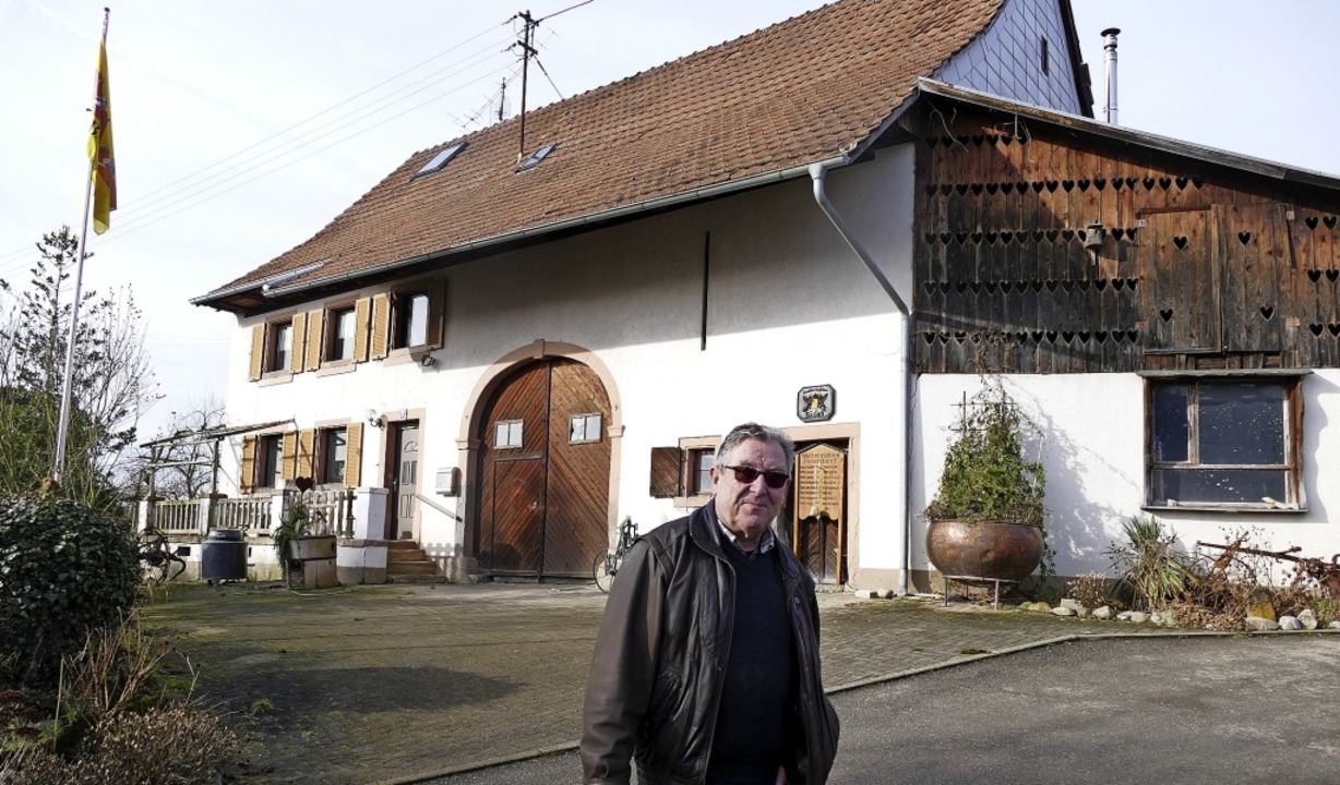 Ortsvorsteher Jürgen Räuber vor einem ... dass solche Gebäude erhalten bleiben.  | Foto: Ralf H. Dorweiler