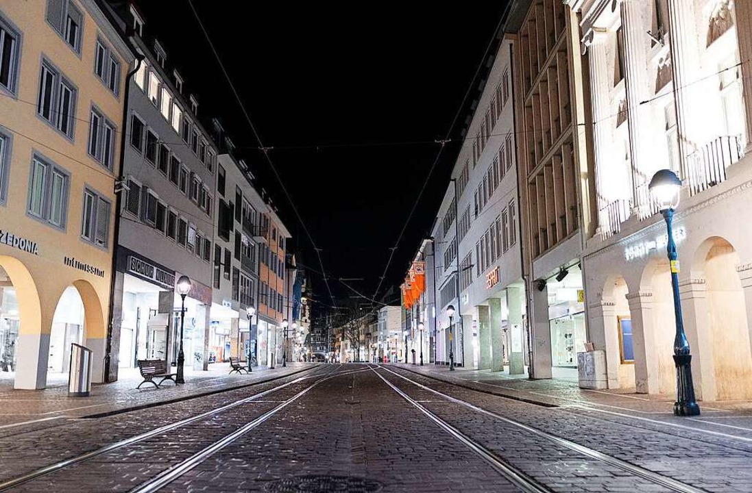 Niemand unterwegs: Ab Samstag, 0 Uhr, ...etretungsverbot &#8211; mit Ausnahmen.  | Foto: Patrick Seeger (dpa)