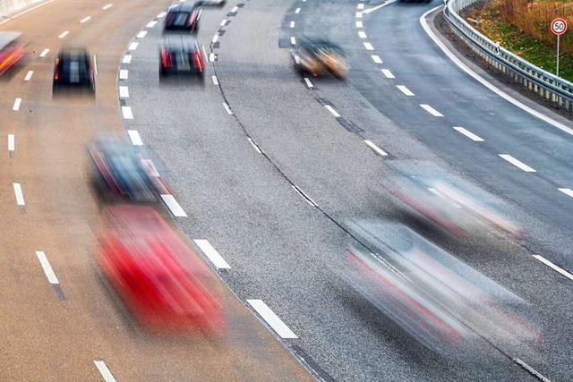 Autofahrer verursachen Unfall auf A5, weil sie verlorengegangenes Geld einsammeln