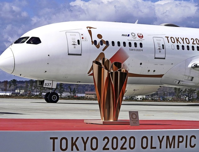 Das olympische Feuer ist in Tokio gela...chlich stattfinden, ist weiter offen.  | Foto: Eugene Hoshiko (dpa)