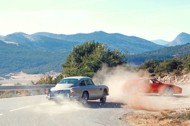 In &#8222;Goldeneye&#8220; jagt James ...enia Onatopp oberhalb von Monte Carlo.  | Foto: picture alliance/Aston Martin/dpa-tmn